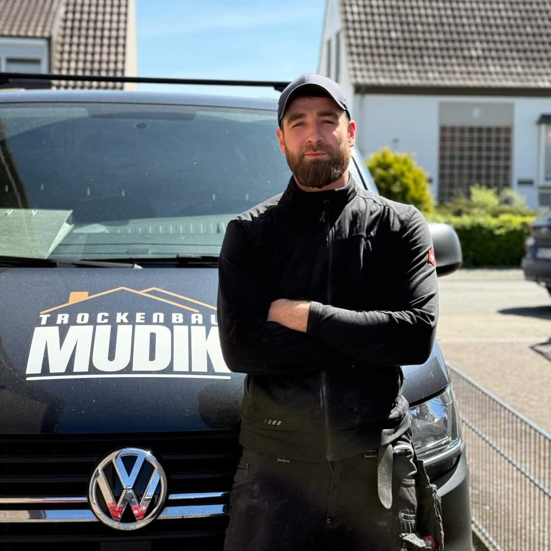 Herr Mudik vor dem Firmentransporter – Trockenbau Bremen