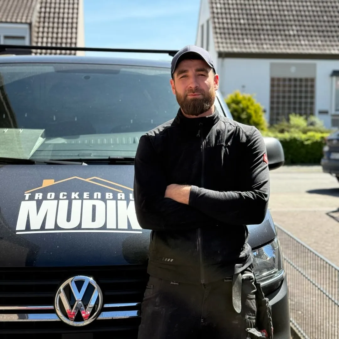 Herr Mudik vor dem Firmentransporter – Trockenbau Bremen