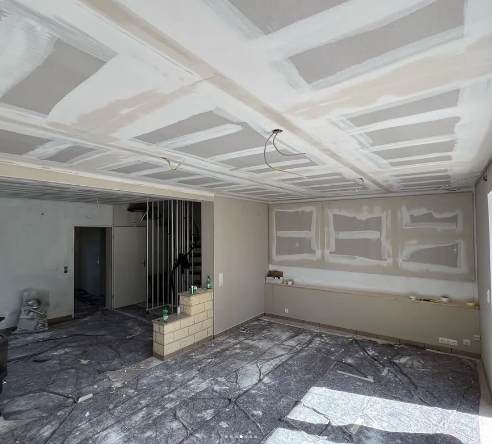 Abgehängte Decke mit Lichtvoute in Bremer Wohnung – Mudik Trockenbau